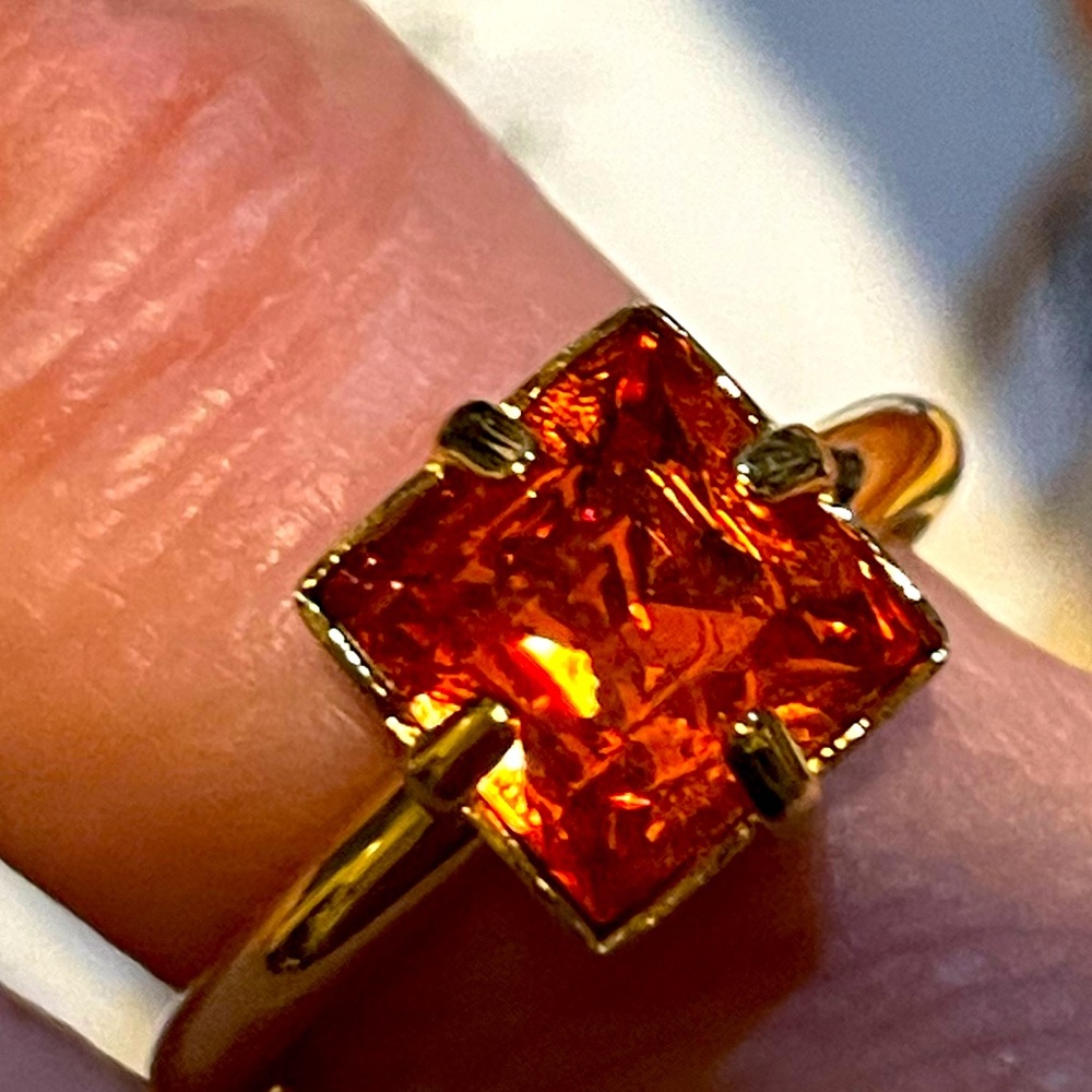 LOUIS VUITTON GOLD COSMOPOLITAN RING SIZE 7.5
EUC full set
